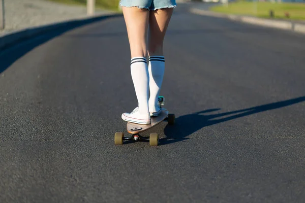 Menina Elegante Meias Brancas Passeio Longboard — Fotografia de Stock