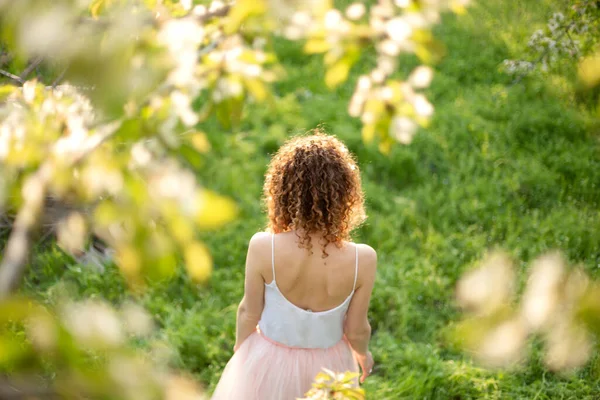 Mladá Atraktivní Dívka Prochází Jarním Zeleném Parku Užívá Kvetoucí Přírody — Stock fotografie