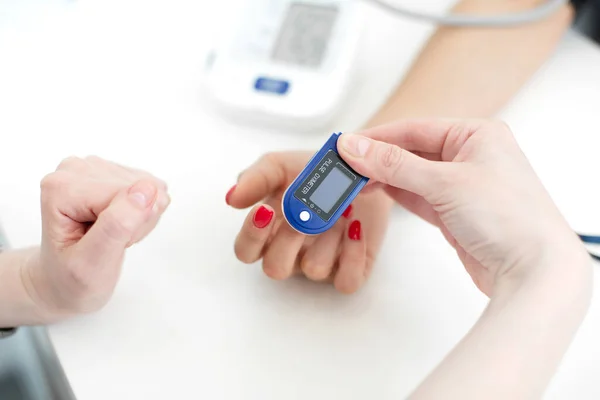 Doctor Puts Heart Rate Monitor Patient Finger — Stock Photo, Image