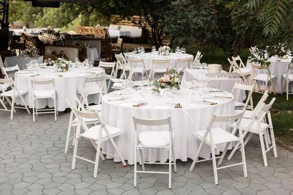 Esküvői Asztal Beállítása Díszített Friss Virágok Egy Sárgaréz Vázában Esküvői — Stock Fotó
