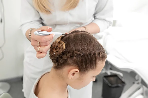 Médico Trichologist Examina Condição Cabelo Adolescente — Fotografia de Stock