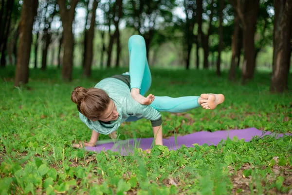 Una Joven Deportista Practica Yoga Bosque Verano Verde Yoga Assans — Foto de Stock