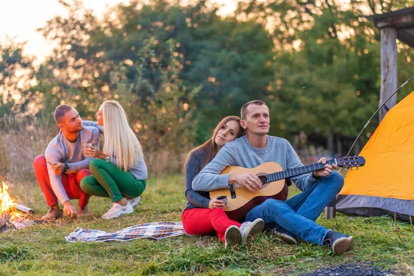 Grupo Amigos Felices Con Guitarra Divertirse Aire Libre Cerca Hoguera — Foto de Stock