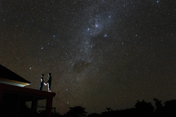 Ζευγάρι Στην Ταράτσα Βλέποντας Mliky Τρόπο Και Αστέρια Στο Νυχτερινό — Φωτογραφία Αρχείου