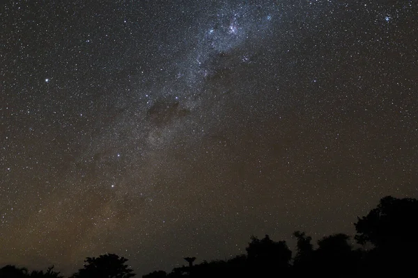 Γαλαξίας Μας Και Έναστρος Νυχτερινός Ουρανός Πάνω Από Βουνά Στο — Φωτογραφία Αρχείου