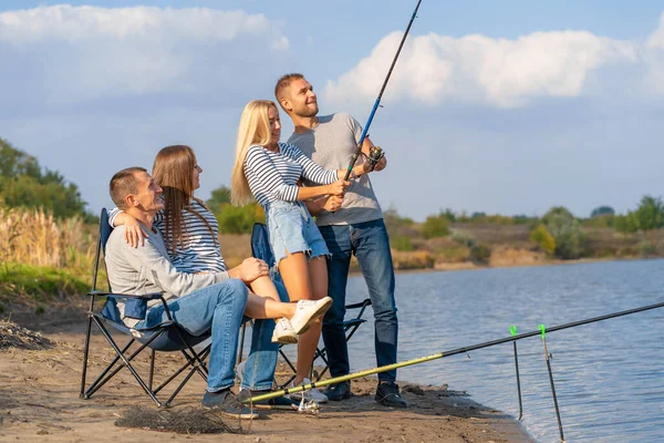 Grupo Jóvenes Amigos Pescando Muelle Junto Lago —  Fotos de Stock