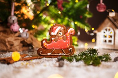 Geleneksel yemek fırını. Kızakta zencefilli Noel ayısı, süslü süslemelerle süslenmiş..