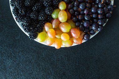 Yukarıdan bak. Böğürtlen karışımı. Üçgen ayrılığı. Yaz meyveleri karışımı. Lezzetli böğürtlen düzeni.