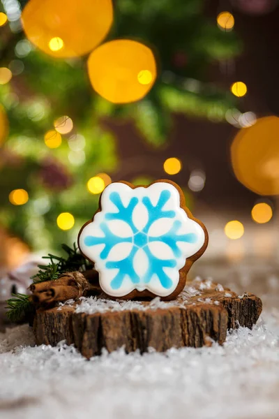 Праздничная Традиционная Пекарня Пряничный Синий Снежинка Уютном Теплом Украшении Гирляндой — стоковое фото
