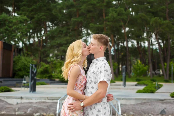 Szerető Fiatal Pár Csók Zöld Parkban — Stock Fotó