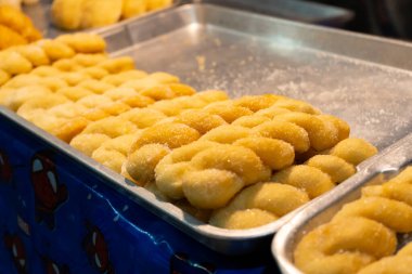 Pastalı bir vitrin, renkli dolgulu rulo.