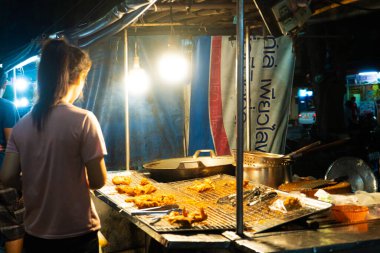 Tezgahtar Asya gıda pazarında hamurda tavuk satıyor. samui / tailand - 02.24.2020