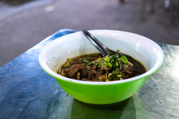 アジア料理 ストリートフードのナイトマーケットで牛肉のスープのプレート — ストック写真