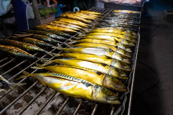 Ασιατικό Φαγητό Ψησταριά Μετρητή Ψάρια Μια Νυχτερινή Αγορά Τροφίμων Δρόμο — Φωτογραφία Αρχείου