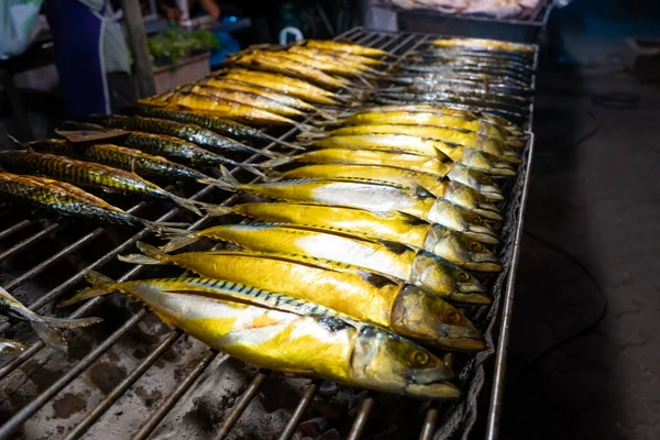 Comida Asiática Balcão Peixe Grelha Mercado Comida Rua Noite — Fotografia de Stock