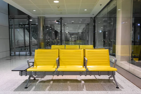 Rijen Gele Banken Een Wachtruimte Luchthaven — Stockfoto