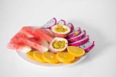 Dilimlenmiş meyve tabağı. Taze meyve ve vitaminler. Hayat renkli yaz meyveleri