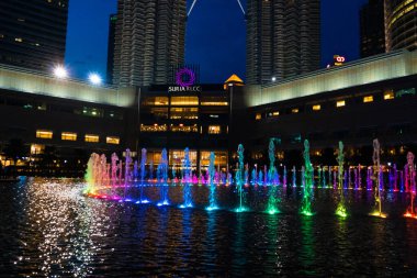 Dans eden çok renkli fıskiyelerin gece görüşü. Şarkı Söyleyen Çeşmeler Şovu. Kuala Lumpur / Malezya - 02.27.2020