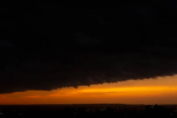 Schwarze Gewitterwolken Bei Sonnenuntergang Leuchtend Orangefarbener Sonnenuntergang Und Dunkle Wolken — Stockfoto