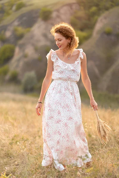 Vacker Flicka Vit Solklänning Promenader Vid Solnedgången Ett Fält Med — Stockfoto