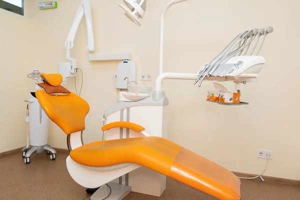 オレンジスタイルのインテリアスタイリッシュな現代歯科事務所 — ストック写真