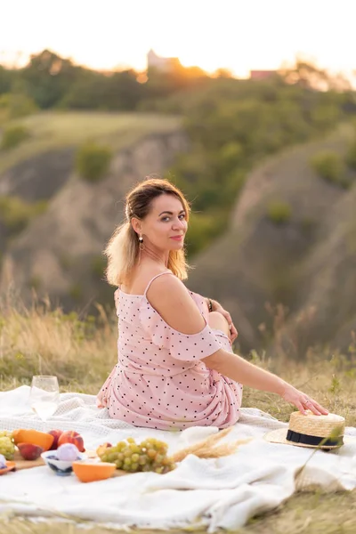 少女は暖かい夏の日にピクニックを楽しむ — ストック写真