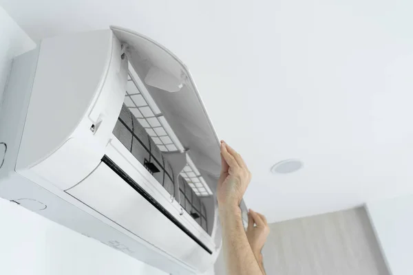 Guy Cleans Filter Home Air Conditioner Dust Very Dirty Air — Stock Photo, Image