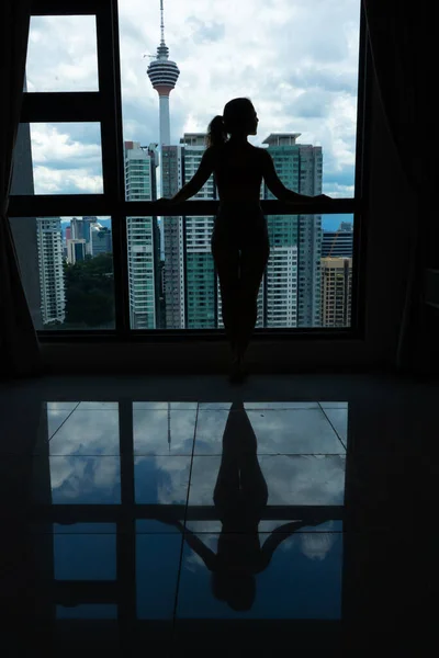 Una Chica Delgada Está Mirando Ciudad Través Una Gran Ventana —  Fotos de Stock