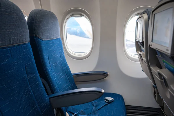 항공기의 비행기 머리에 방충망이 좌석이 줄지어 — 스톡 사진
