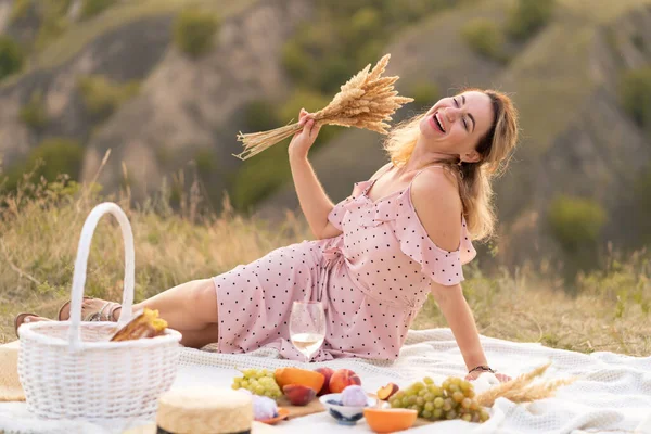 少女は暖かい夏の日にピクニックを楽しむ — ストック写真