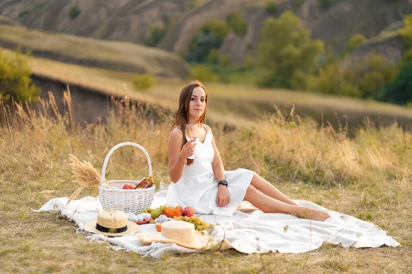 Wunderschönes Junges Brünettes Mädchen Einem Weißen Kleid Genießt Ein Picknick — Stockfoto