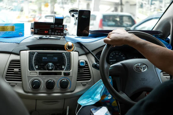 戴着医疗面具的亚洲出租车司机 亚洲出租车的内部 从后座上看 吉隆坡 马来西亚 2020 — 图库照片