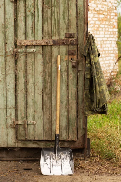 Schep Bij Poorten Van Hangar Oogstseizoen — Stockfoto