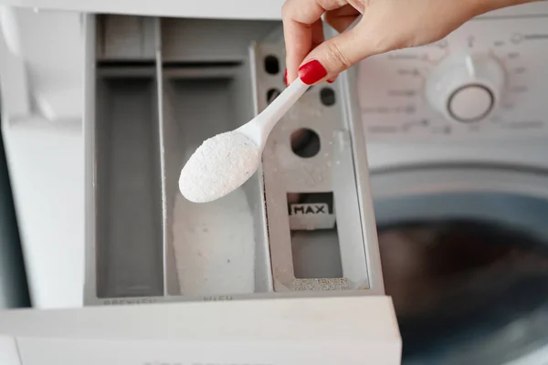 Menina Carrega Detergente Bandeja Máquina Lavar Antes Lavar — Fotografia de Stock