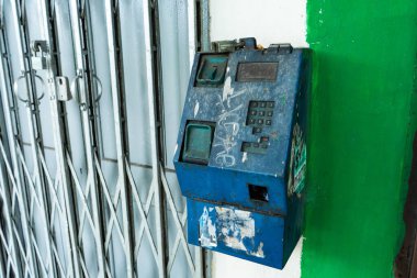 Eski bozuk ankesörlü telefon. Yoksulluk ve yıkım izleri