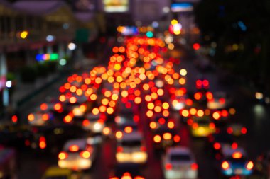 Bulanık görüntüler. Geniş bir caddede trafik sıkışık. Bulanık fren lambaları. Yoğun şehir trafiği. Nakliye kavşağı. Gece görüntüleri