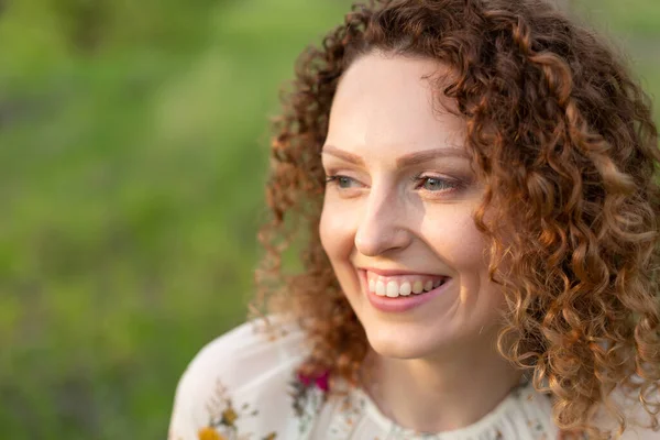 Potret Wanita Muda Yang Tersenyum Menarik Dengan Rambut Keriting Taman — Stok Foto