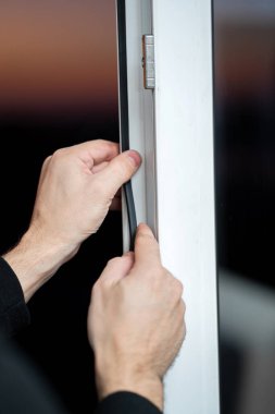 Pencerelerin onarımı ve kurulumunda profesyonel usta, pvc pencerelerindeki lastik contaları değiştirir.