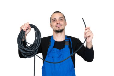 Profesyonel pencere onarımı ve montaj teknisyeni elinde pvc pencereleri için lastik conta tutuyor