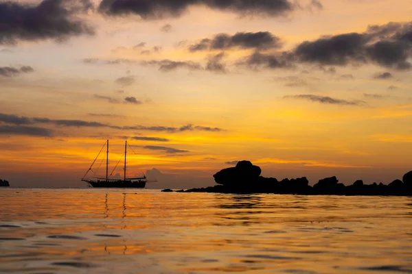 Tramonto Colorato Una Spiaggia Tropicale Tramonto Arancione Sull Oceano Tramonto — Foto Stock