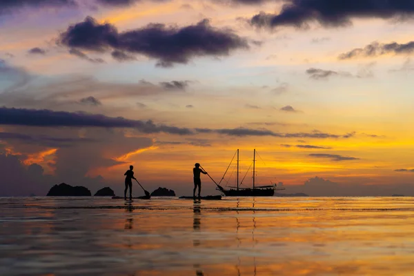 Bunter Sonnenuntergang Einem Tropischen Strand Orangefarbener Sonnenuntergang Auf Dem Meer — Stockfoto