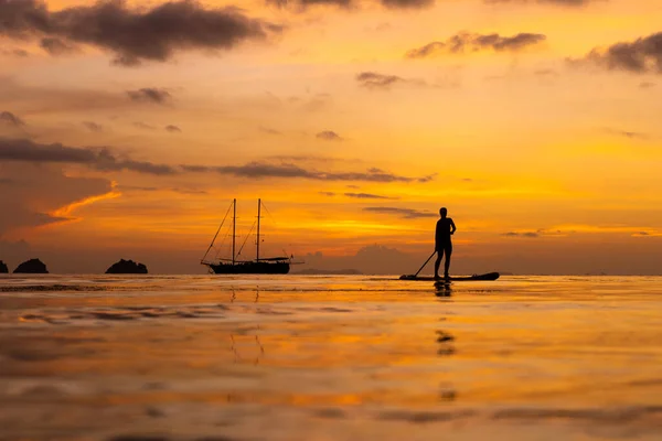 Colorido Atardecer Una Playa Tropical Puesta Sol Naranja Océano Colorido —  Fotos de Stock