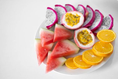 Dilimlenmiş meyve tabağı. Taze meyve ve vitaminler. Hayat renkli yaz meyveleri