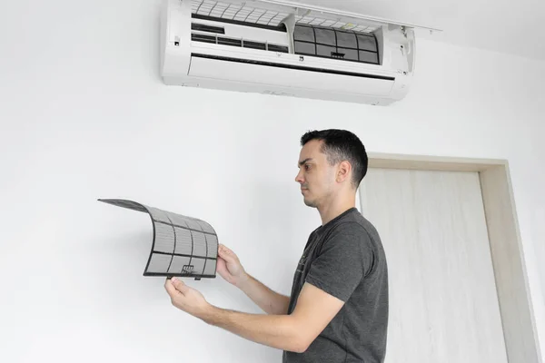 Guy Cleans Filter Home Air Conditioner Dust Very Dirty Air — Stock Photo, Image
