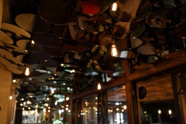 Soyut bar iç tasarımı çok şık. Tavan küçük yuvarlak aynalarla süslenmiş.