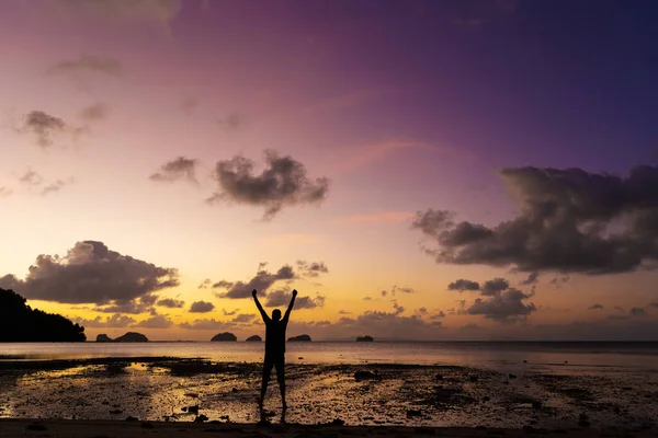 Silhueta Homem Praia Pôr Sol Homem Alegra Encontra Pôr Sol — Fotografia de Stock