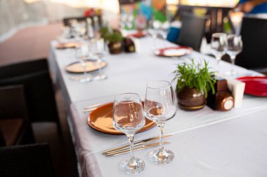 Açık hava restoranında şık bir masa.