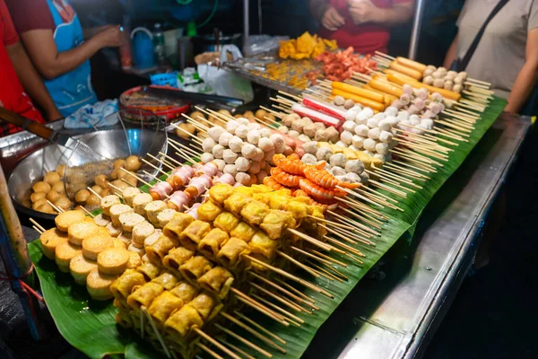 Asijské Jídlo Různé Mini Gril Pult Noční Ulici Potravin Trhu — Stock fotografie