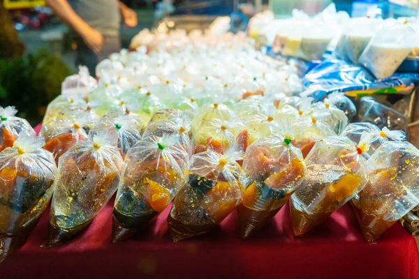 在亚洲街头食品市场上 彩色甜点装在塑料袋里 不同寻常的亚洲食物 — 图库照片