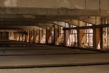 Büyük boş bir oda. Beton bina. Parlak boşluk